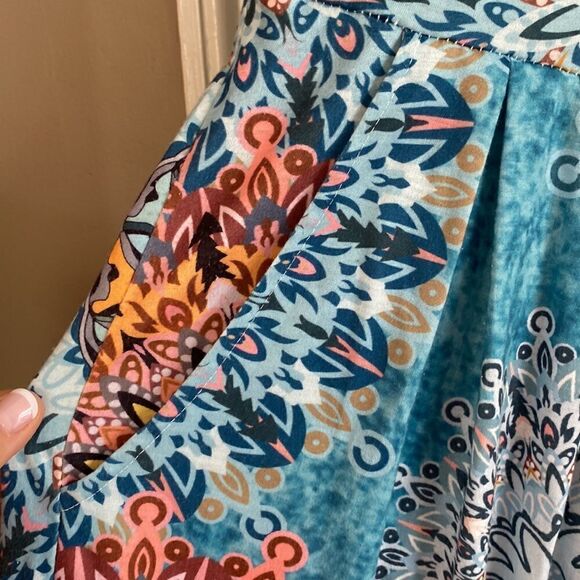 Cute print knit dress with pockets, size medium. - Picture 4 of 6